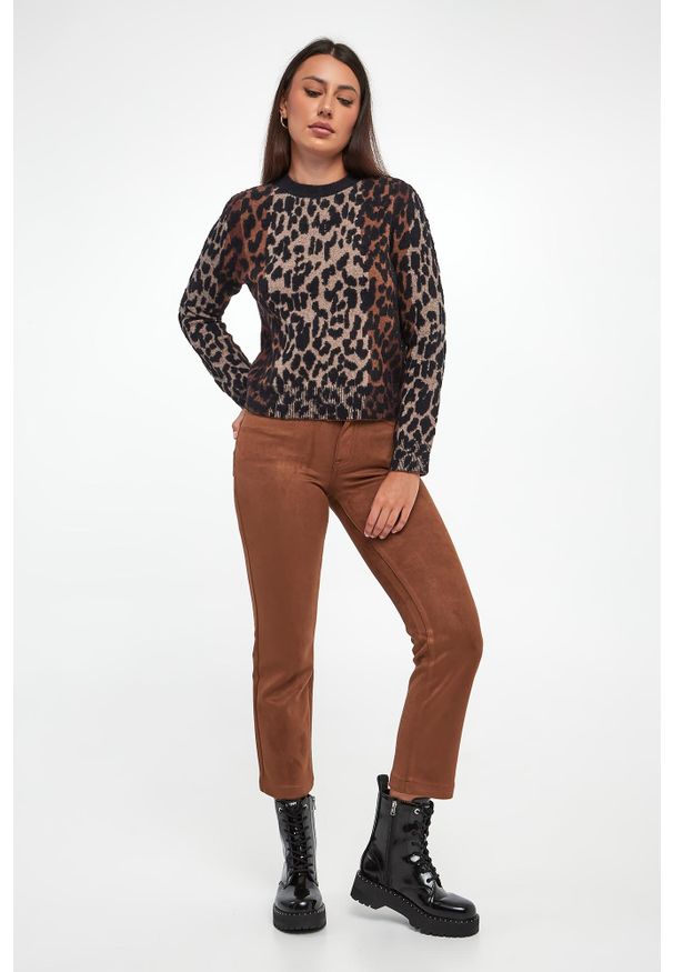 Sweter damski w panterkę DKNY. Wzór: motyw zwierzęcy