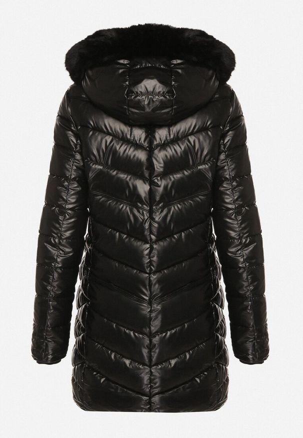 Born2be - Czarna Pikowana Kurtka o Taliowanym Kroju z Kapturem z Futerkiem Naleanna. Okazja: na co dzień. Typ kołnierza: kaptur. Kolor: czarny. Materiał: futro. Styl: casual