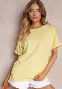Renee - Żółty Bawełniany T-shirt Oversize z Krótkim Rękawem i Dłuższym Tyłem Zanimara. Kolor: żółty. Materiał: bawełna. Długość rękawa: krótki rękaw. Długość: krótkie