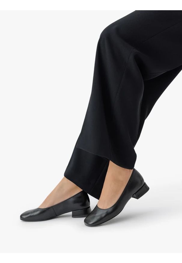Ryłko - Czarne klasyczne czółenka ze skóry licowej. Okazja: na co dzień, do pracy. Kolor: czarny. Materiał: skóra. Obcas: na obcasie. Styl: klasyczny. Wysokość obcasa: średni
