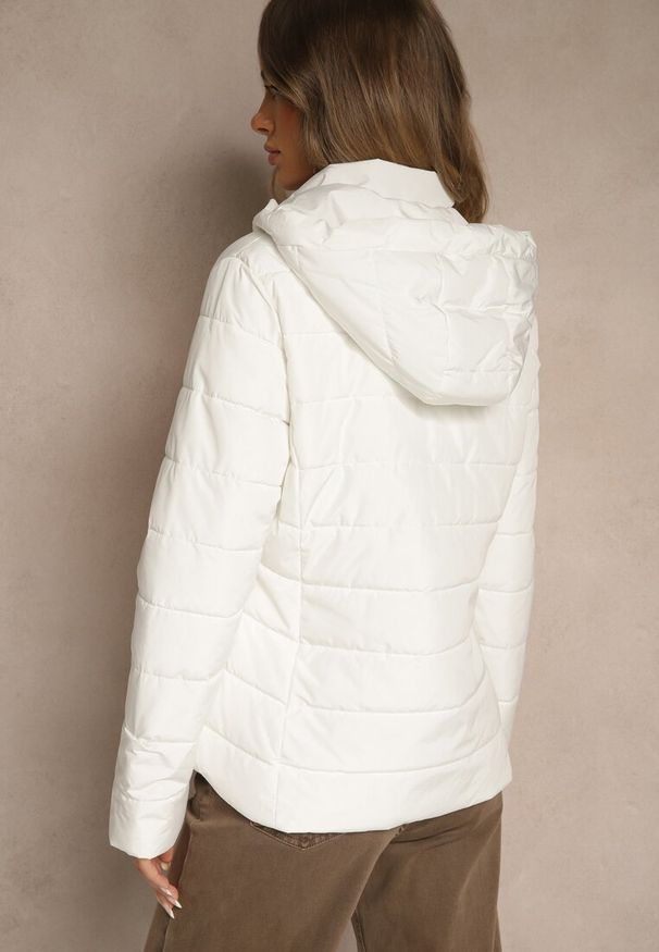Renee - Biała Pikowana Kurtka Przejściowa z Kapturem Cinetta. Typ kołnierza: kaptur. Kolor: biały. Materiał: poliester, jeans. Styl: elegancki