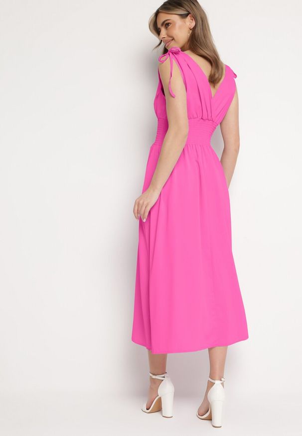 Born2be - Różowa Sukienka z Kopertowym Dekoltem na Cienkich Ramiączkach Rozkloszowana Lantia. Okazja: na wesele, na co dzień, na ślub cywilny. Typ kołnierza: dekolt kopertowy. Kolor: różowy. Materiał: jeans. Długość rękawa: na ramiączkach. Typ sukienki: kopertowe. Styl: casual, sportowy