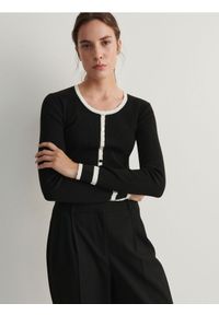 Reserved - Sweter z kontrastową lamówką - czarny. Kolor: czarny. Materiał: wiskoza, bawełna, prążkowany, dzianina