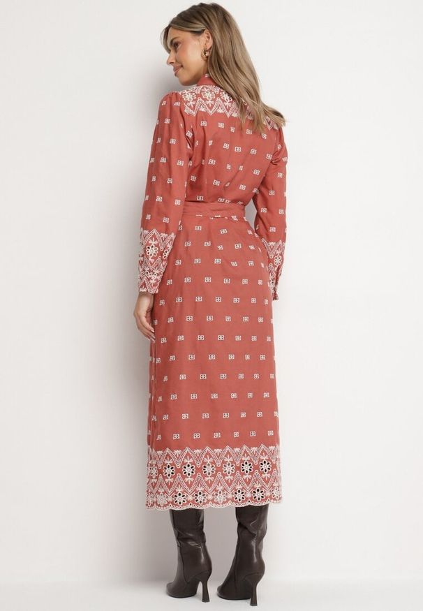 Born2be - Jasnobrązowa Sukienka o Koszulowym Kroju z Wiązanym Paskiem Ozdobiona Haftem Valentirae. Okazja: na co dzień. Kolor: brązowy. Materiał: bawełna. Wzór: haft, aplikacja. Typ sukienki: koszulowe. Styl: casual, klasyczny