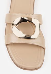 Born2be - Ciemnobeżowe Klapki Ozdobione Geometryczną Klamrą i Wycięciami Felixis. Okazja: na co dzień, do pracy, na spacer. Kolor: beżowy. Materiał: jeans. Wzór: geometria, aplikacja. Sezon: lato. Styl: casual, klasyczny #9