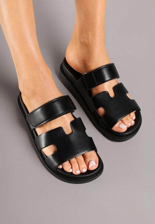 Renee - Czarne Klapki na Platformie z Geometrycznymi Paskami Neorith. Okazja: na co dzień. Kolor: czarny. Materiał: jeans. Wzór: geometria. Obcas: na platformie. Styl: casual