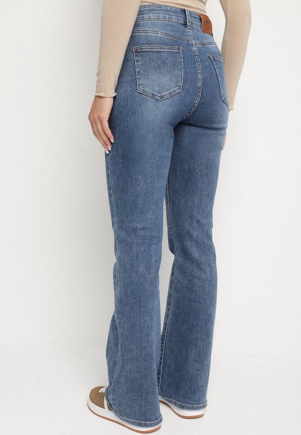 Born2be - Niebieskie Jeansy o Kroju Dzwonów z Wysokim Stanem Havea. Okazja: na co dzień. Stan: podwyższony. Kolor: niebieski. Wzór: aplikacja. Sezon: lato. Styl: klasyczny, casual, vintage