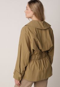 Born2be - Zielona Bawełniano-Wiskozowa Kurtka Typu Krótki Trencz z Ozdobnym Guzikiem Dafena. Okazja: na co dzień, na spotkanie biznesowe, do pracy. Kolor: zielony. Materiał: wiskoza, bawełna. Długość: krótkie. Styl: casual, biznesowy, elegancki, klasyczny #8