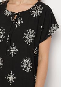 Born2be - Czarna Bluzka Boho z Wiskozą z Krótkim Rękawem i Wiązaniem przy Szyi Dannelle. Kolor: czarny. Materiał: wiskoza. Długość rękawa: krótki rękaw. Długość: krótkie. Styl: boho #5