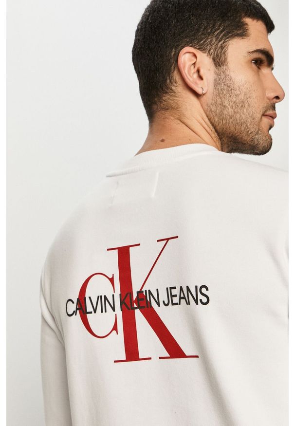 Calvin Klein Jeans - Bluza bawełniana. Okazja: na co dzień. Typ kołnierza: bez kaptura. Kolor: biały. Materiał: bawełna. Wzór: nadruk. Styl: casual