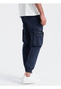 Ombre Clothing - Męskie spodnie JOGGERY z zapinanymi kieszeniami cargo - granatowe V5 OM-PAJO-0135 - XXL. Kolor: niebieski. Materiał: bawełna, tkanina, elastan, guma. Wzór: nadruk #3