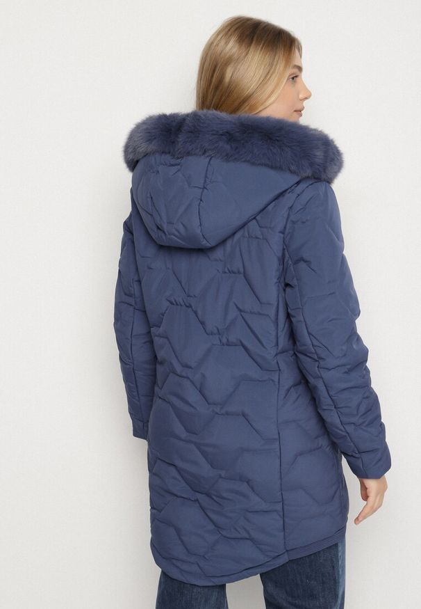 Born2be - Niebieska Klasyczna Kurtka z Pikowanymi Przeszyciami i Kapturem z Futerkiem Raffisa. Okazja: na co dzień. Kolekcja: plus size. Kolor: niebieski. Materiał: futro. Styl: klasyczny