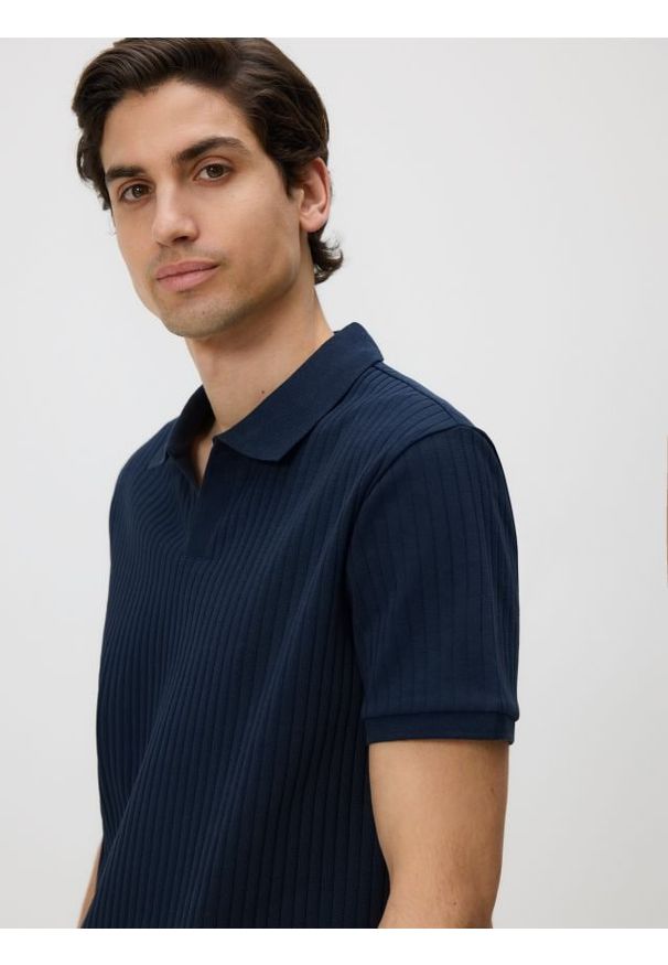 Reserved - Koszulka polo slim - granatowy. Typ kołnierza: polo. Kolor: niebieski. Materiał: dzianina, bawełna
