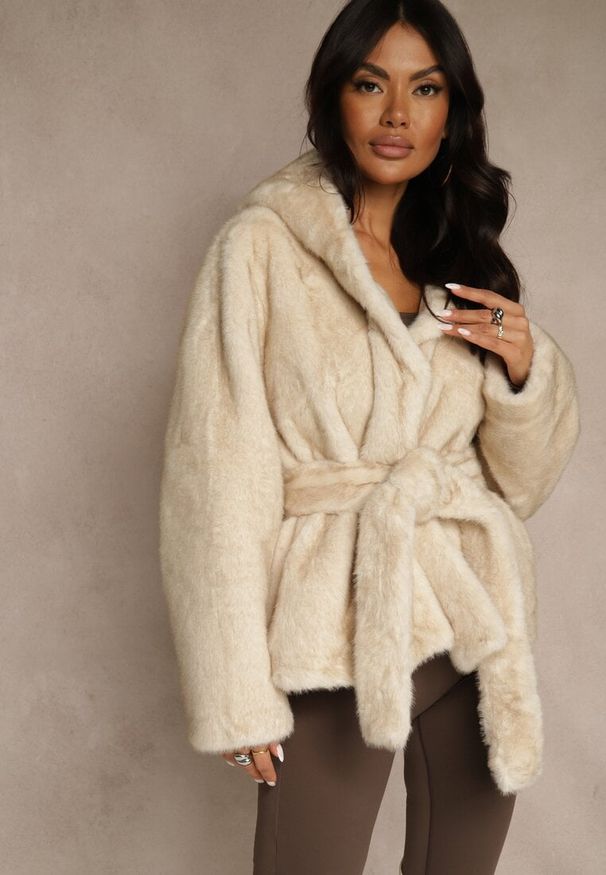 Renee - Beżowa Futerkowa Kurtka z Kapturem i Wiązanym Paskiem Zetele. Typ kołnierza: kaptur. Kolor: beżowy. Materiał: koronka, jeans