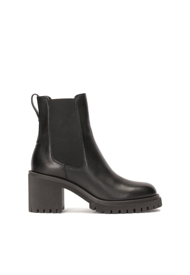 Kazar - Klasyczne skórzane botki z elastycznymi wstawkami. Okazja: na co dzień. Kolor: czarny. Materiał: tkanina, skóra. Szerokość cholewki: normalna. Obcas: na obcasie. Styl: klasyczny. Wysokość obcasa: średni