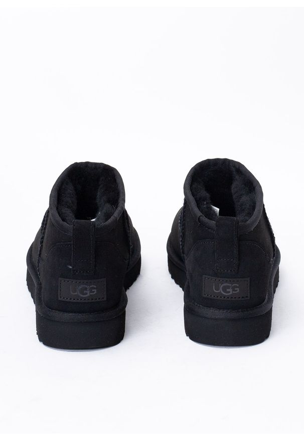 Ugg - Buty zimowe damskie UGG W Classic Ultra Mini (1116109-BLK). Wysokość cholewki: przed kostkę. Kolor: czarny. Materiał: wełna, zamsz, jeans, materiał. Szerokość cholewki: normalna. Sezon: zima. Styl: klasyczny, elegancki
