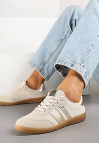 Renee - Beżowe Sneakersy w Stylu Tenisówek Ozdobione Paskami Jenaniela. Okazja: na co dzień. Zapięcie: pasek. Kolor: beżowy. Materiał: jeans. Wzór: aplikacja #3