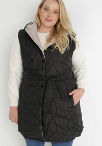 Born2be - Czarna Kamizelka Pikowana z Paskiem Dagalee. Okazja: na co dzień. Kolekcja: plus size. Kolor: czarny. Materiał: jeans, materiał. Długość: długie. Wzór: jednolity. Styl: casual #1