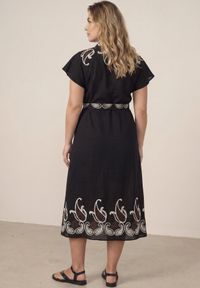 Born2be - Czarna Rozkloszowana Sukienka Koszulowa z Wiskozy z Haftem i Wiązanym Paskiem Adellis. Okazja: na co dzień. Kolekcja: plus size. Kolor: czarny. Materiał: wiskoza. Wzór: haft. Sezon: lato. Typ sukienki: koszulowe. Styl: boho, casual #3