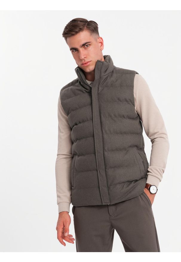 Ombre Clothing - Pikowany męski bezrękawnik z wełną – oliwkowy melanż V4. Okazja: na co dzień. Kolor: oliwkowy. Materiał: wełna. Długość rękawa: bez rękawów. Wzór: melanż. Styl: sportowy, casual