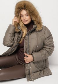 Born2be - Ciemnozielona Kurtka z Pikowanymi Przeszyciami i Kapturem z Futerkiem Anavite. Okazja: na spacer, na co dzień. Kolekcja: plus size. Kolor: zielony. Materiał: futro. Styl: casual