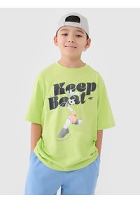 4f - 4F T-shirt oversize z nadrukiem chłopięcy - zielony 158 (12-13 lat). Okazja: na co dzień. Kolor: żółty. Materiał: dzianina, bawełna, jersey. Długość rękawa: krótki rękaw. Długość: krótkie. Wzór: nadruk. Sezon: lato. Styl: klasyczny, sportowy, casual
