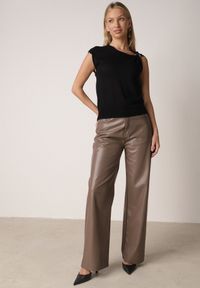 Born2be - Czarna Dzianinowa Bluzka z Wiskozy Bez Rękawów z Biżuteryjną Aplikacją Orinera. Okazja: na co dzień, na spotkanie biznesowe, do pracy. Kolor: czarny. Materiał: dzianina, wiskoza. Długość rękawa: bez rękawów. Wzór: aplikacja. Styl: casual, biznesowy #5