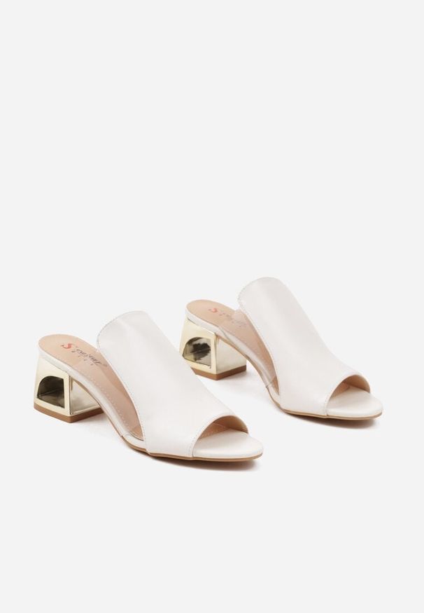 Born2be - Białe Klapki na Geometrycznym Obcasie z Przezroczystą Cholewką Sanareth. Okazja: na co dzień. Kolor: biały. Materiał: jeans. Wzór: geometria. Obcas: na obcasie. Styl: casual, klasyczny, elegancki. Wysokość obcasa: średni