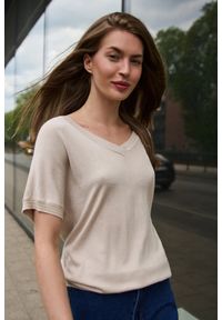 MOODO - Lekki sweter z krótkimi rękawami beżowy. Kolor: beżowy. Materiał: wiskoza, poliamid. Długość rękawa: krótki rękaw. Długość: krótkie #1