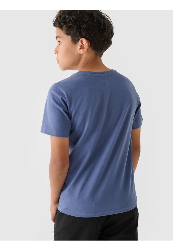 4f - 4F T-shirt z nadrukiem chłopięcy - niebieski 128 (7-8 lat). Okazja: na co dzień. Kolor: niebieski. Materiał: bawełna, jersey, dzianina. Długość rękawa: krótki rękaw. Długość: krótkie. Wzór: nadruk. Sezon: lato. Styl: sportowy, casual, klasyczny