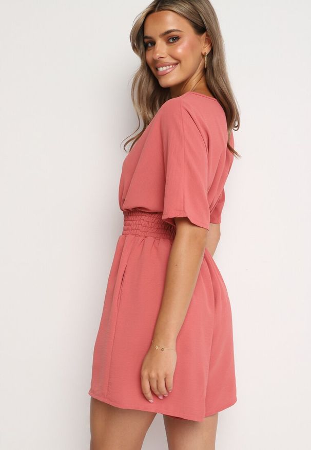 Born2be - Różowy Kombinezon z Zakładkowym Dekoltem i Gumką w Talii Belandrea. Okazja: na co dzień. Kolor: różowy. Materiał: jeans. Długość rękawa: krótki rękaw. Długość: krótkie. Sezon: lato. Styl: casual, elegancki, sportowy