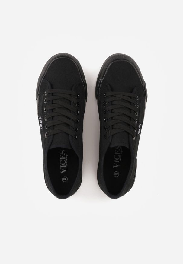 Born2be - Czarne Trampki VICES Ozdobione Napisem Riovanne. Okazja: na co dzień. Kolor: czarny. Wzór: aplikacja, napisy. Styl: casual, elegancki, klasyczny