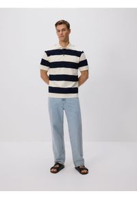 Reserved - Koszulka polo comfort w paski - granatowy. Typ kołnierza: polo. Kolor: niebieski. Materiał: bawełna, dzianina. Wzór: paski