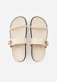 Renee - Beżowe Klapki Ozdobione Paskami i Metaliczną Klamrą Ophiusi. Okazja: na co dzień. Kolor: beżowy. Materiał: jeans. Wzór: aplikacja. Styl: casual #9