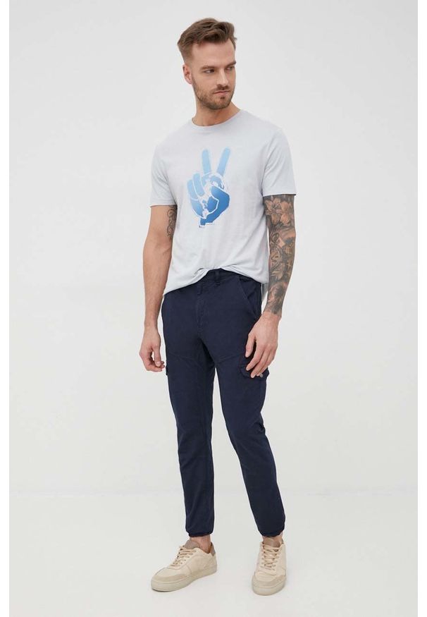 Guess spodnie z domieszką lnu męskie kolor granatowy joggery. Kolor: niebieski. Materiał: len