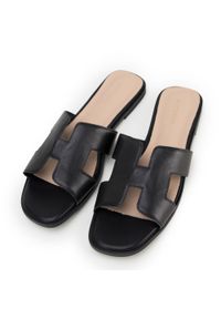 Wittchen - Damskie klapki ze skóry z przodem w literę H czarne. Okazja: na co dzień. Nosek buta: okrągły. Kolor: czarny. Wzór: geometria. Materiał: skóra. Sezon: lato. Obcas: na obcasie. Styl: wakacyjny, boho, casual, elegancki. Wysokość obcasa: niski #6