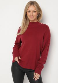 Born2be - Bordowy Golf z Metalicznymi Guzikami Aderlia. Okazja: do pracy, na co dzień, na spotkanie biznesowe. Typ kołnierza: golf. Kolor: czerwony. Materiał: jeans. Styl: klasyczny, casual, elegancki, biznesowy #2