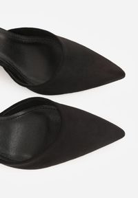 Renee - Czarne Czółenka z Imitacji Zamszu na Słupkowym Obcasie ze Szpiczastym Noskiem Hadina. Okazja: na randkę. Nosek buta: szpiczasty. Zapięcie: pasek. Kolor: czarny. Materiał: zamsz. Obcas: na obcasie. Wysokość obcasa: średni #3