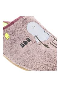 Hot Potatoes by Gioseppo - Różowe Kapcie Gioseppo - Hot Potatoes Wygodne Domowe Obuwie Damskie. Okazja: do domu. Kolor: różowy. Materiał: materiał. Wzór: nadruk, aplikacja, napisy #8