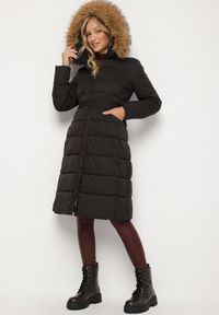 Born2be - Czarna Długa Kurtka Pikowana z Kapturem z Futerkiem i Paskiem w Talii Avesiia. Okazja: na spotkanie biznesowe, do pracy. Typ kołnierza: kaptur. Kolor: czarny. Materiał: futro. Długość: długie. Styl: biznesowy #1