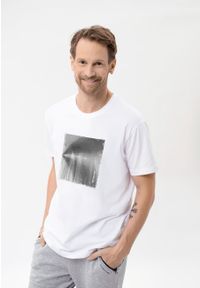 Volcano - Koszulka z nadrukiem, Comfort Fit, T-VIBES. Okazja: na co dzień. Kolor: biały. Materiał: skóra, bawełna. Długość rękawa: krótki rękaw. Długość: krótkie. Wzór: nadruk. Styl: klasyczny, casual #1