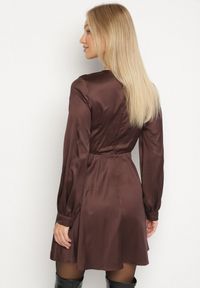 Born2be - Brązowa Satynowa Sukienka VICES z Kopertowym Dekoltem i Bufiastymi Rękawami Nivita. Okazja: na randkę, na ślub cywilny, na wesele. Typ kołnierza: dekolt w serek, dekolt kopertowy. Kolor: brązowy. Materiał: satyna. Typ sukienki: kopertowe. Styl: klasyczny, elegancki #6