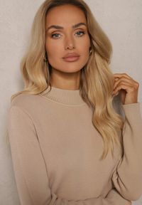 Renee - Jasnobeżowy Sweter z Wiskozą ze Stójką Ocieplony od Wewnątrz Gemila. Okazja: na co dzień. Typ kołnierza: kołnierzyk stójkowy. Kolor: beżowy. Materiał: wiskoza. Długość rękawa: długi rękaw. Długość: długie. Styl: casual #3