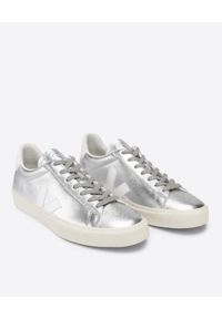 Veja - VEJA - Metaliczne sneakersy Campo. Nosek buta: okrągły. Zapięcie: sznurówki. Kolor: srebrny. Materiał: bawełna, guma. Szerokość cholewki: normalna #7