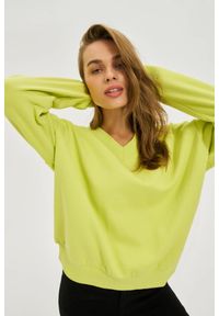 MOODO - Bluza z dekoltem w serek limonkowa. Typ kołnierza: dekolt w serek. Materiał: poliester, bawełna