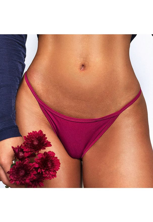 Intica - Stringi z haftem eleganckie i wygodne Isabeau. Kolor: czerwony. Materiał: materiał. Wzór: haft