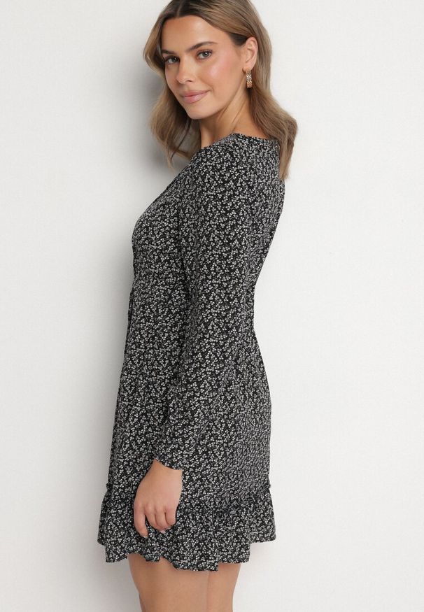 Born2be - Czarna Sukienka Evithophis. Kolor: czarny. Długość rękawa: długi rękaw. Wzór: aplikacja. Styl: elegancki. Długość: mini