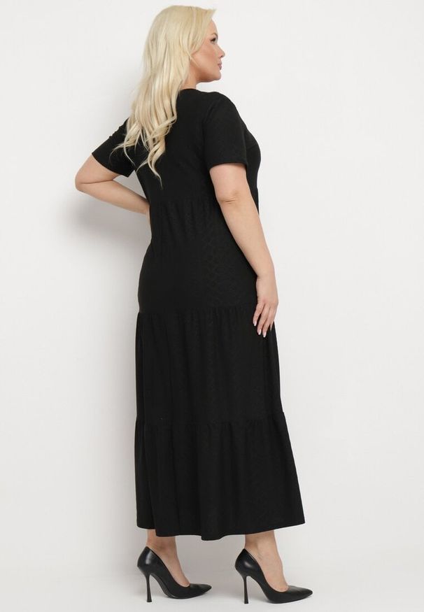 Born2be - Czarna Rozkloszowana Sukienka z Krótkim Rękawem i Ozdobnymi Haftami Guletta. Kolekcja: plus size. Kolor: czarny. Długość rękawa: krótki rękaw. Wzór: haft. Typ sukienki: dla puszystych