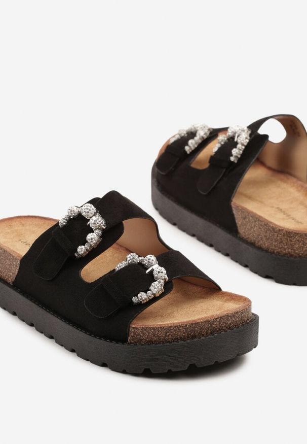 Born2be - Czarne Klapki na Grubej Korkowej Podeszwie z Cyrkoniami Sellio. Okazja: na co dzień. Kolor: czarny. Wzór: aplikacja. Sezon: lato. Styl: elegancki, casual
