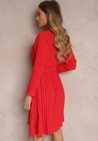 Renee - Czerwona Sukienka Plisowana z Paskiem Phile. Kolor: czerwony. Długość rękawa: długi rękaw. Styl: klasyczny. Długość: mini #3
